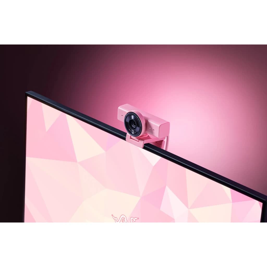 Webcam Razer Kiyo V2 X Full HD 1080p / 1440p 60fps Rosa, en uso: sujeta al borde superior de un monitor negro con pantalla