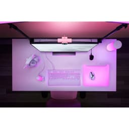 Webcam Razer Kiyo V2 X Full HD 1080p / 1440p 60fps Rosa, en uso: vista cenital sobre escritorio gaming rosa con monitor