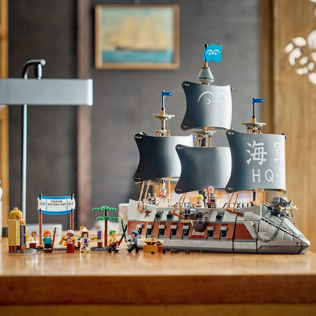 Set de construcción LEGO One Piece Barco de la Marina de Garp 75646 1705 piezas, en uso: barco con velas HQ y minifiguras