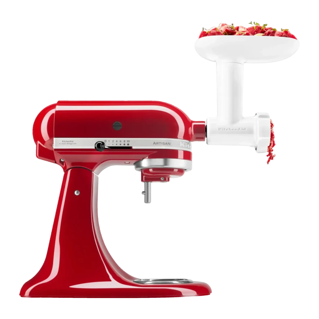 Picador de carne KitchenAid Blanco 5KSMFGA, detalle: accesorio blanco montado en robot rojo Artisan picando fresas