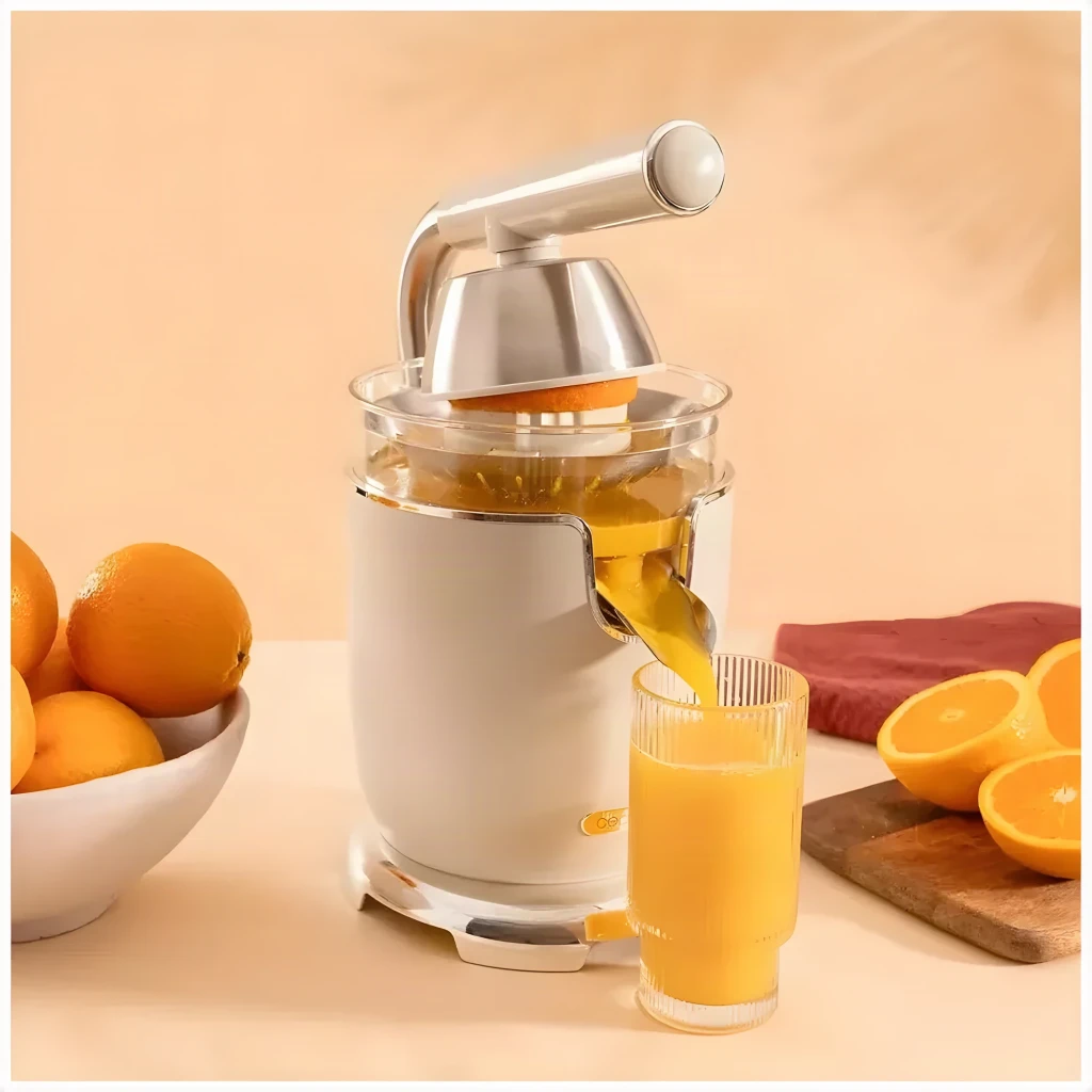 Exprimidor Cecotec Xqueeze RetroJuice 1000 1000W Con contenedor de jugo Beige, en uso: exprimiendo naranja con zumo cayendo