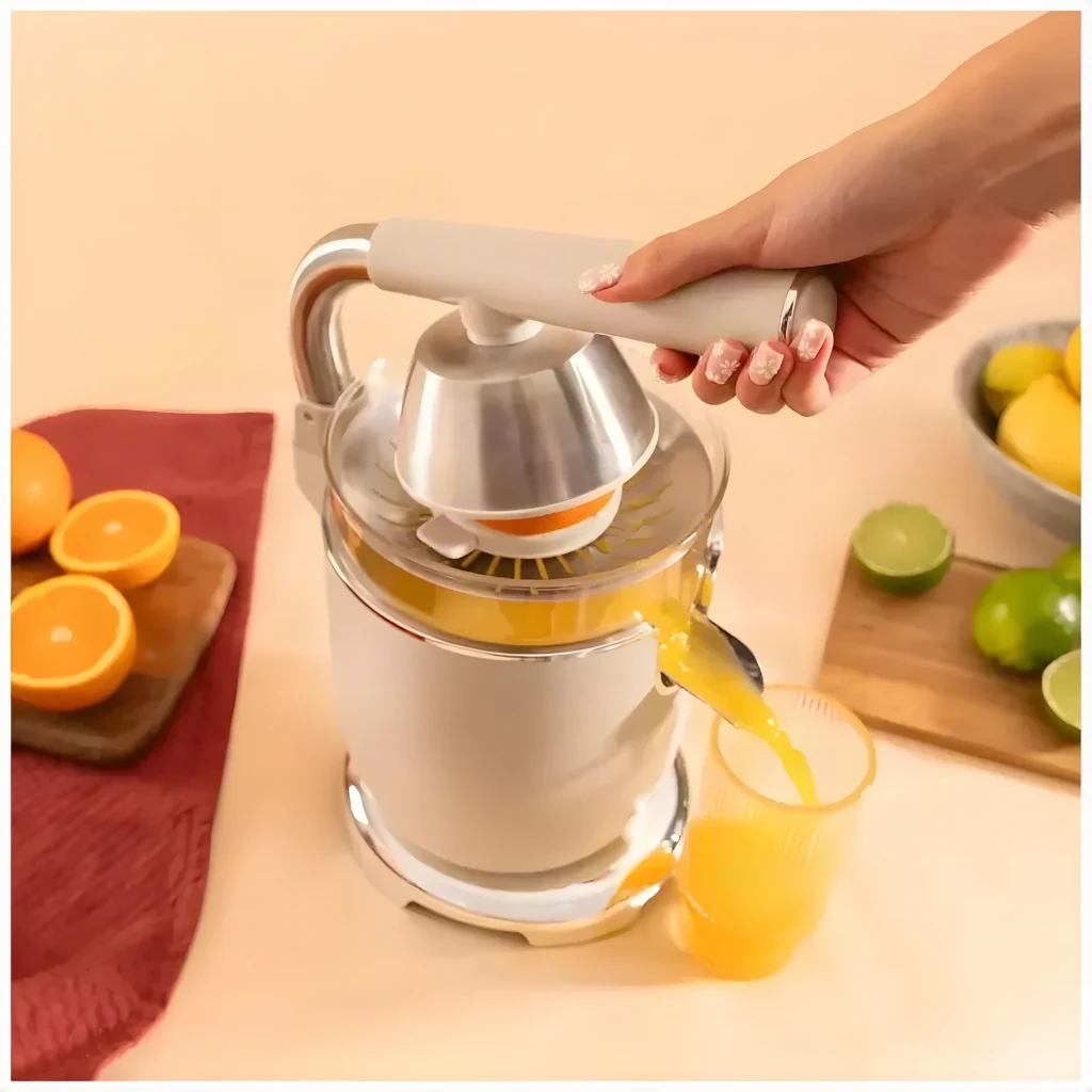 Exprimidor Cecotec Xqueeze RetroJuice 1000 1000W Con contenedor de jugo Beige, en uso: mano presionando palanca mientras