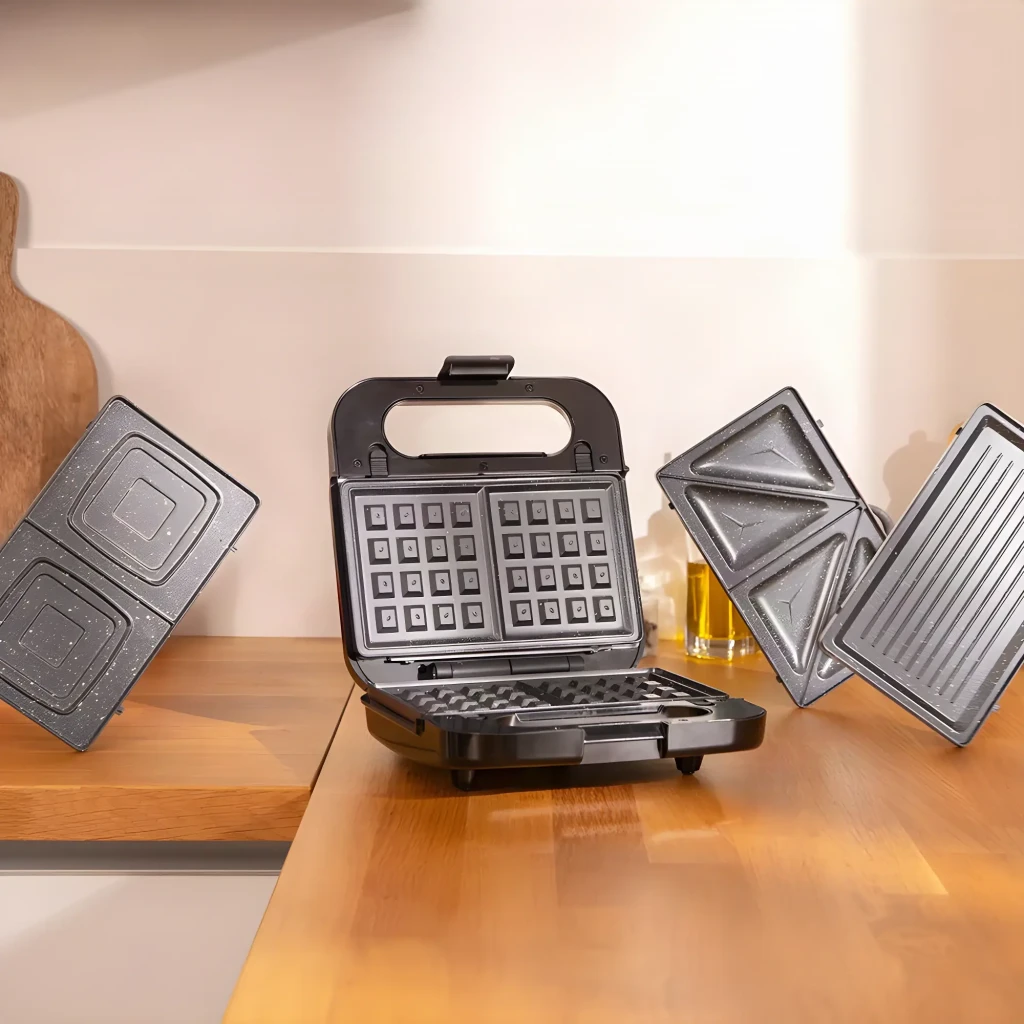 Sandwichera Cecotec Rock'n Toast 4in1 Función Grill y Gofrera 1000W Negro, en uso: abierta con placa gofrera montada y dos