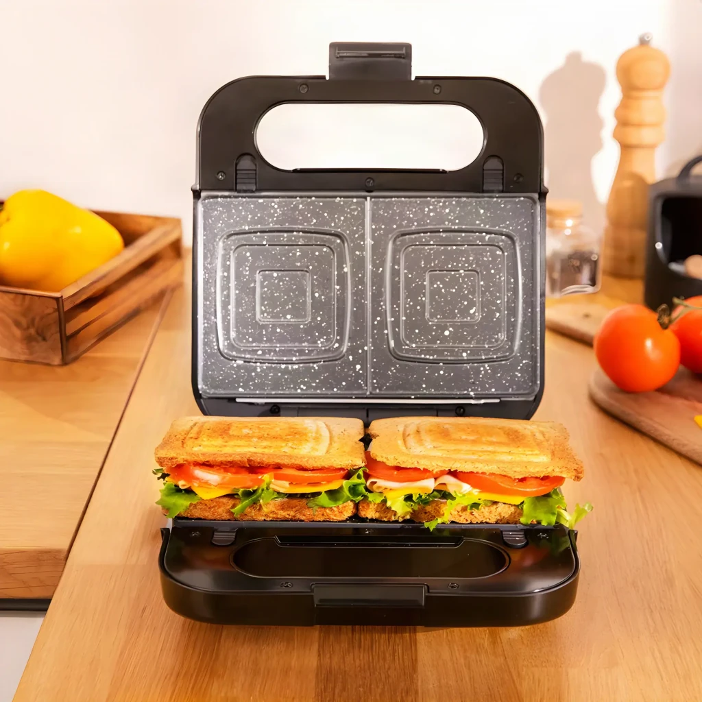 Sandwichera Cecotec Rock'n Toast 4in1 Función Grill y Gofrera 1000W Negro, en uso: tapa abierta con placas antiadherentes
