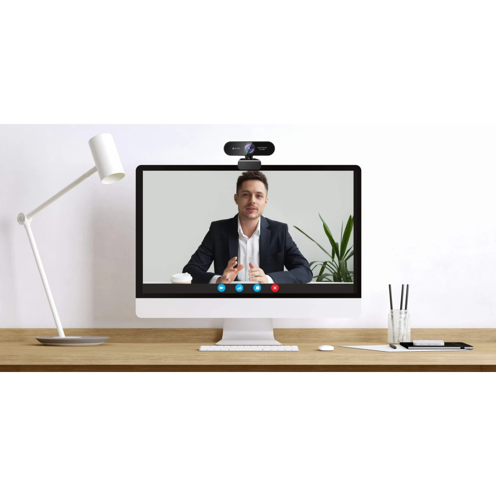 Webcam EMEET SmartCam Nova Full HD 1080p Noir, en utilisation: fixée sur moniteur affichant un appel vidéo avec un homme