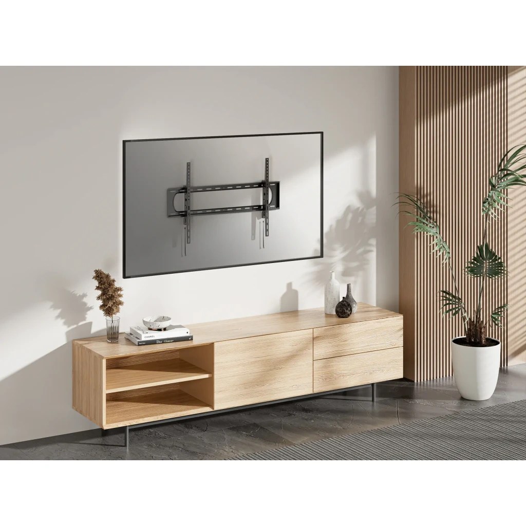 Support TV Equip Noir Mural Inclinable ±10° 60 pouces-120 pouces 650339, en situation: fixé au mur d'un salon au-dessus d'un