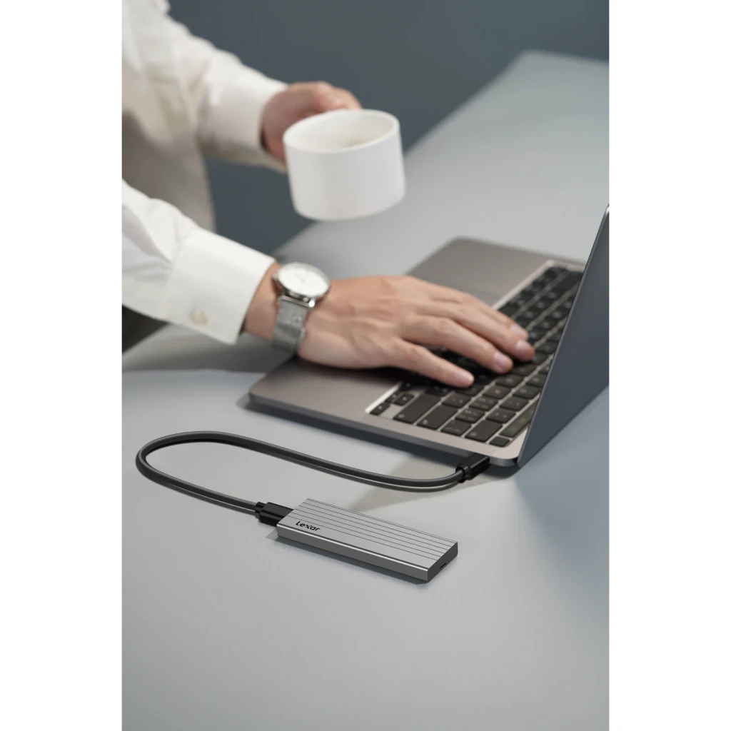 Boîtier SSD Lexar NVMe M.2 jusqu'à 4 To USB-C 10 Gbps Argent LPAE06N, en utilisation: branché à un laptop via câble USB-C