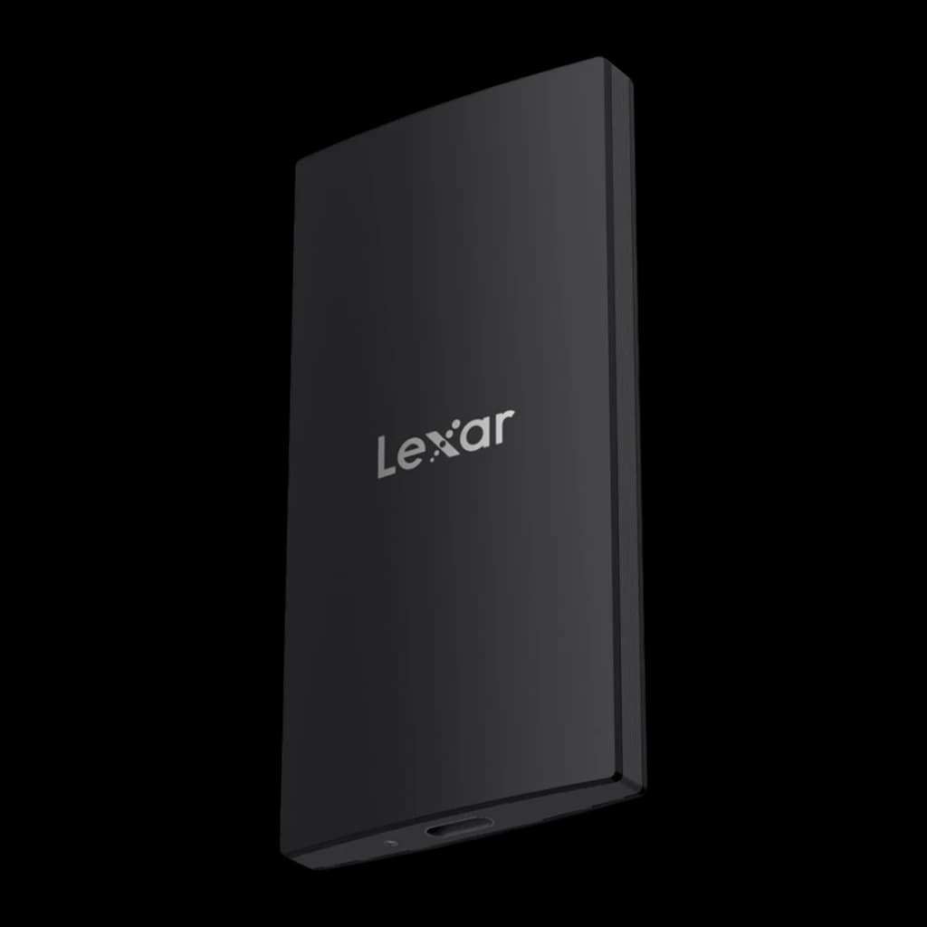 SSD Externo Lexar SL300 2TB IP54 USB-C USB 3.2 Gen 2 Preto, detalhe: vista frontal em ângulo com logo Lexar e porta USB-C