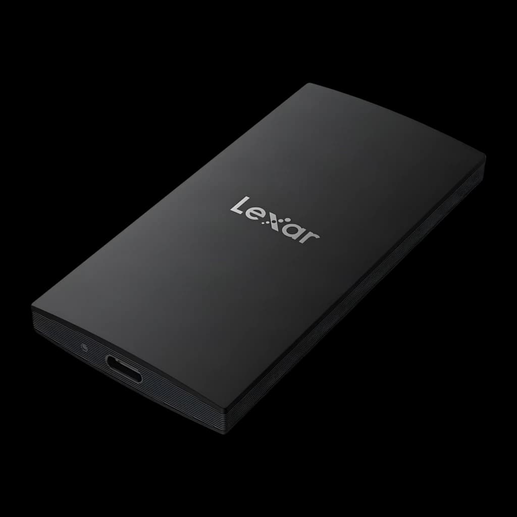 SSD Externo Lexar SL300 2TB IP54 USB-C USB 3.2 Gen 2 Preto, detalhe: vista em perspetiva, logo Lexar na tampa e porta USB-C