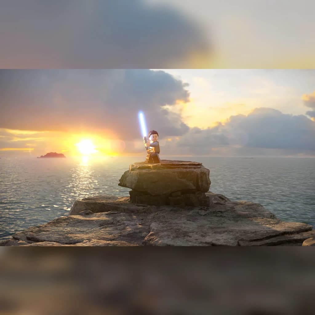 Videojogo LEGO Star Wars: A Saga Skywalker Standard PS4, em uso: figura LEGO com sabre de luz azul sobre rocha ao pôr do sol