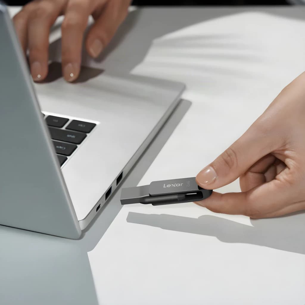 Pendrive Lexar Dual Drive D400 128GB USB-C y USB-A USB 3.1 130MB/s Gris, en uso: mano insertando el conector USB-A en puerto
