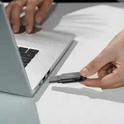 Pendrive Lexar Dual Drive D400 128GB USB-C y USB-A USB 3.1 130MB/s Gris, en uso: mano insertando el conector USB-A en puerto