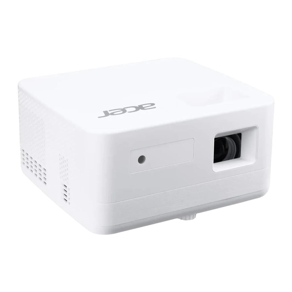 Proyector Acer 4K UHD 1000 Lúmenes ANSI LED DLP Blanco PD1800, detalle: lente frontal, rejilla ventilación lateral y logo