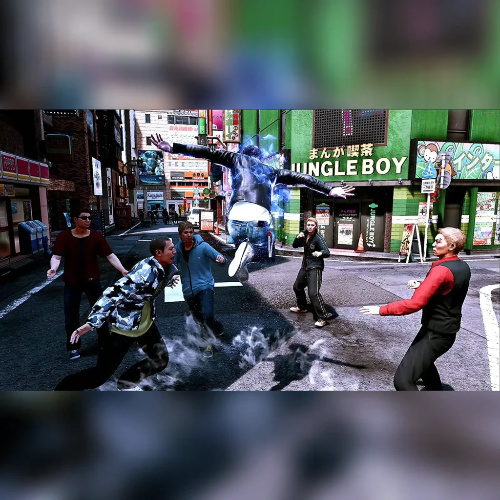 Sega Lost Judgment Standard PS5, en cours d'utilisation: bagarre de rue à Tokyo avec effet d'énergie bleue devant Jungle Boy