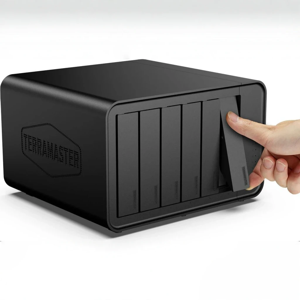 Serveur NAS TerraMaster 8 Go Noir 6 Baies Sans Disques 2× 2,5GbE F6-424, en utilisation: main retirant un tiroir de l'une