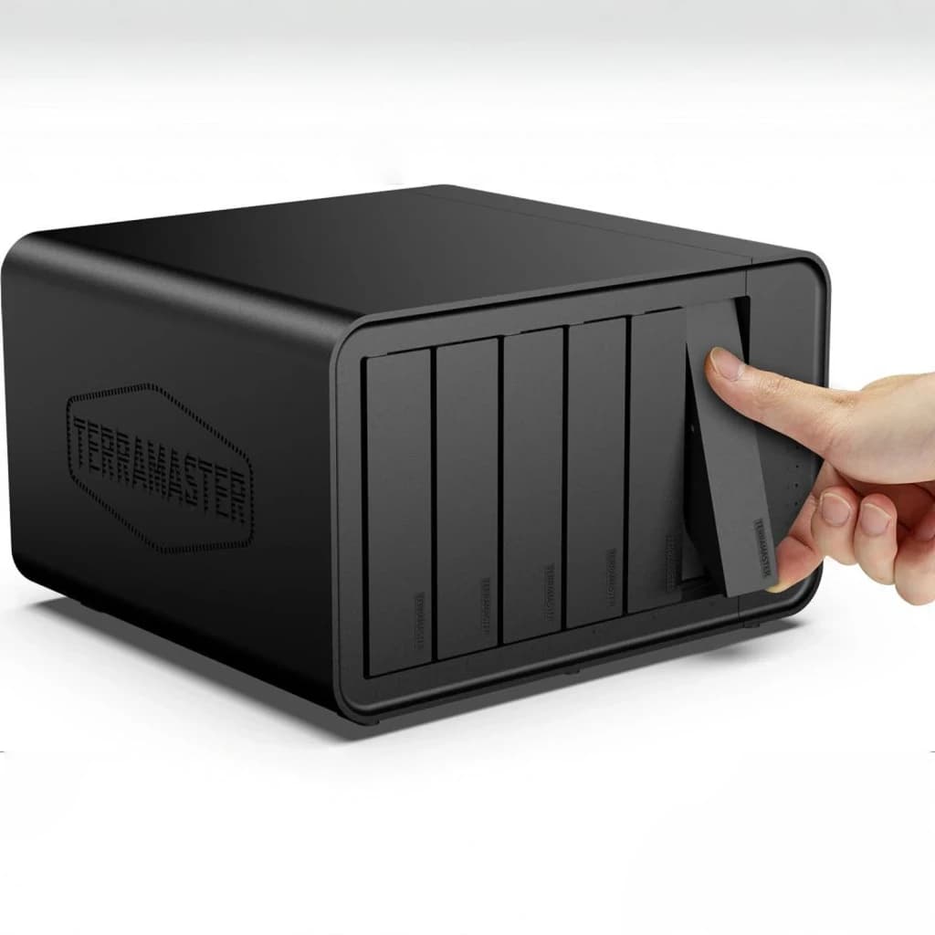 Serveur NAS TerraMaster 8 Go Noir 6 Baies Sans Disques 2× 2,5GbE F6-424, en utilisation: main retirant un tiroir de l'une