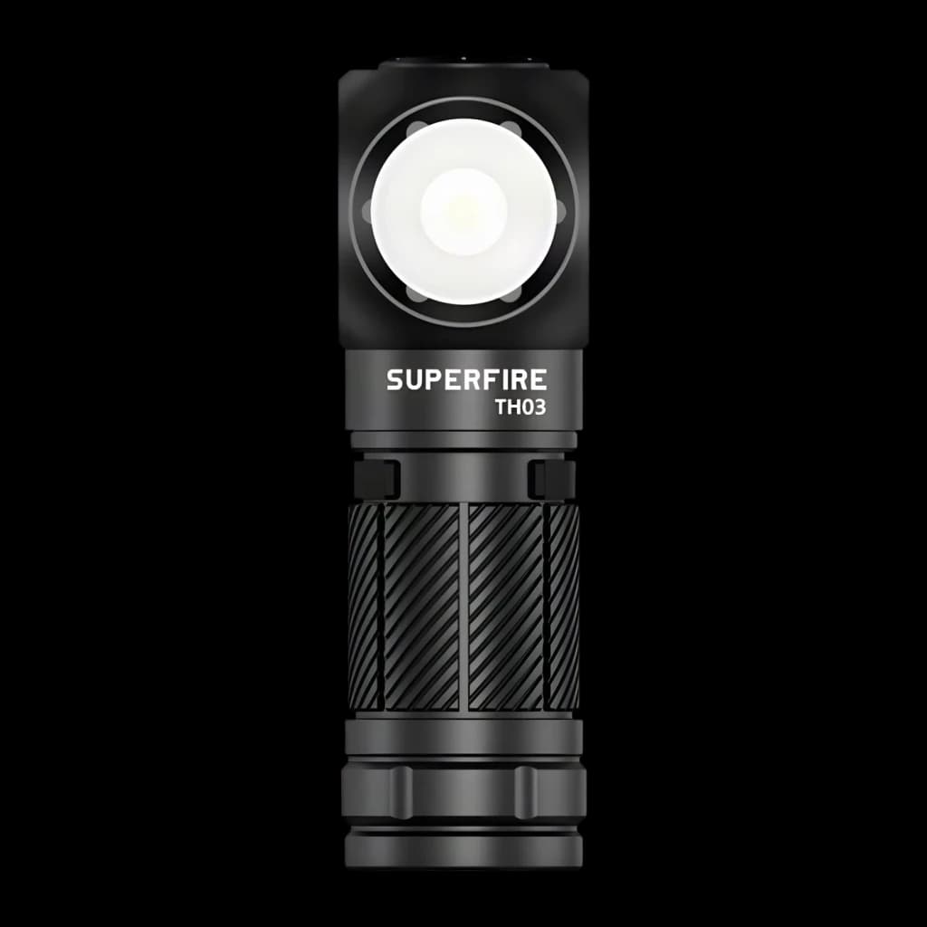 Linterna LED Superfire TH03 Negro Recargable USB-C 460 lúmenes 104m, detalle frontal: lente LED circular, logo grabado