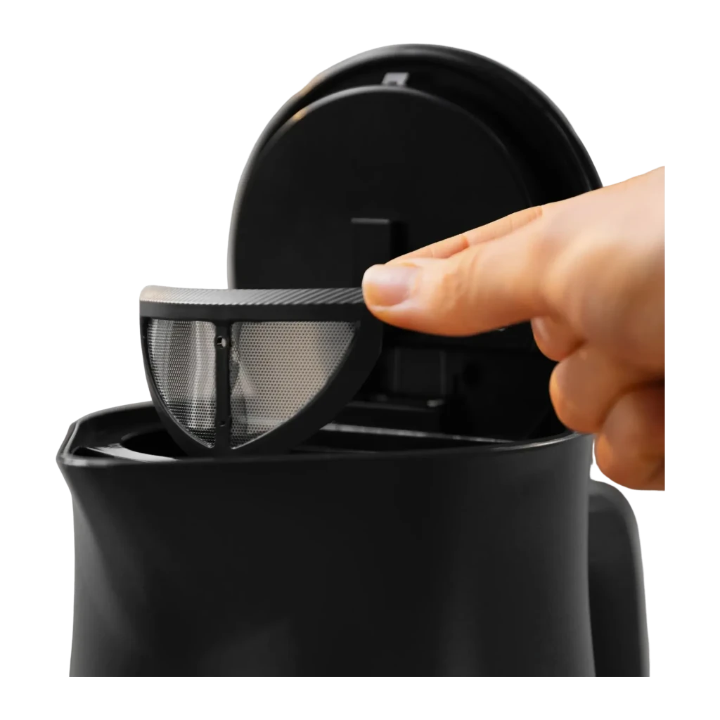 Chaleira elétrica Bosch 1,7L 2400W Preto TWK4M223, detalhe: mão a retirar o filtro anticalcário de malha metálica com tampa