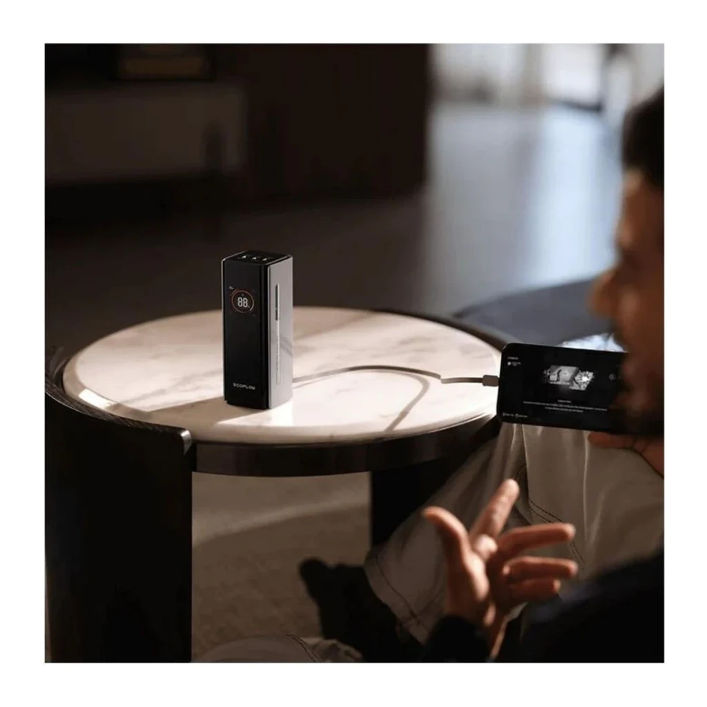 Power Bank EcoFlow RAPID Pro 20000mAh 230W Negro Cable USB-C 100W integrado, en uso: sobre mesa de mármol cargando