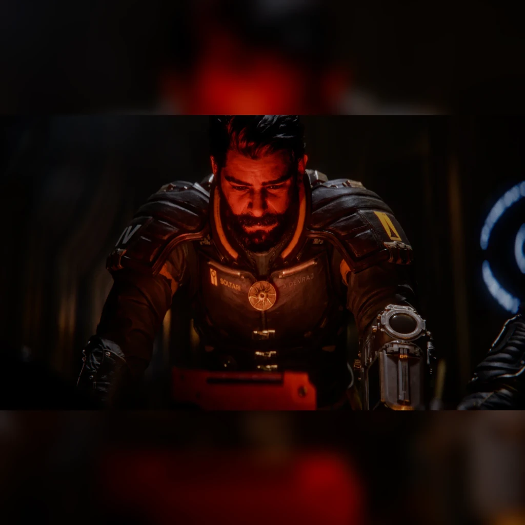 Videojogo Sony Saros Standard PS5, em uso: personagem com armadura sci-fi e arma sob luz vermelha intensa