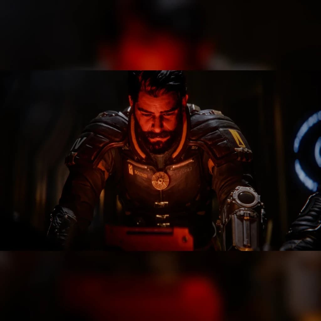Videojogo Sony Saros Standard PS5, em uso: personagem com armadura sci-fi e arma sob luz vermelha intensa