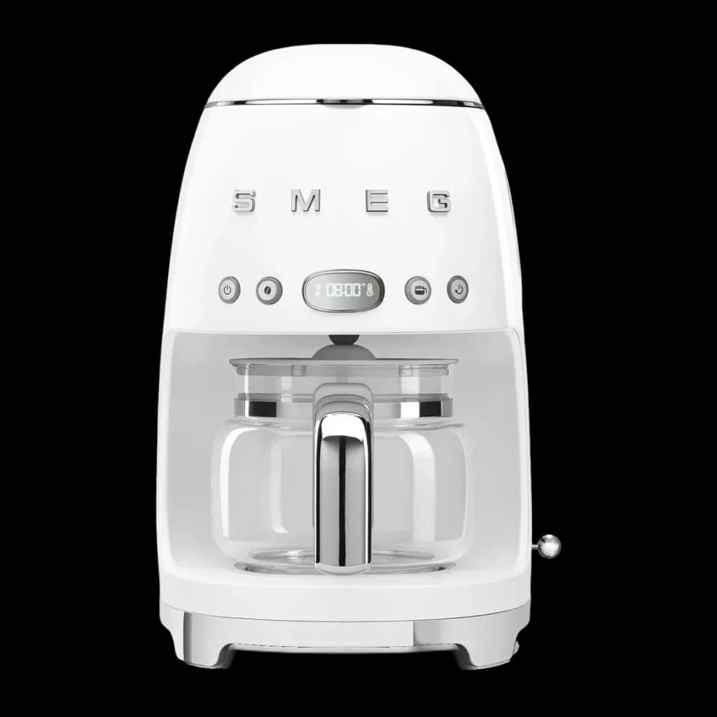 Cafetière filtre Smeg 1,4L 1050W Blanc DCF02WHEU, vue de face: lettres chromées SMEG, affichage digital et verseuse en verre
