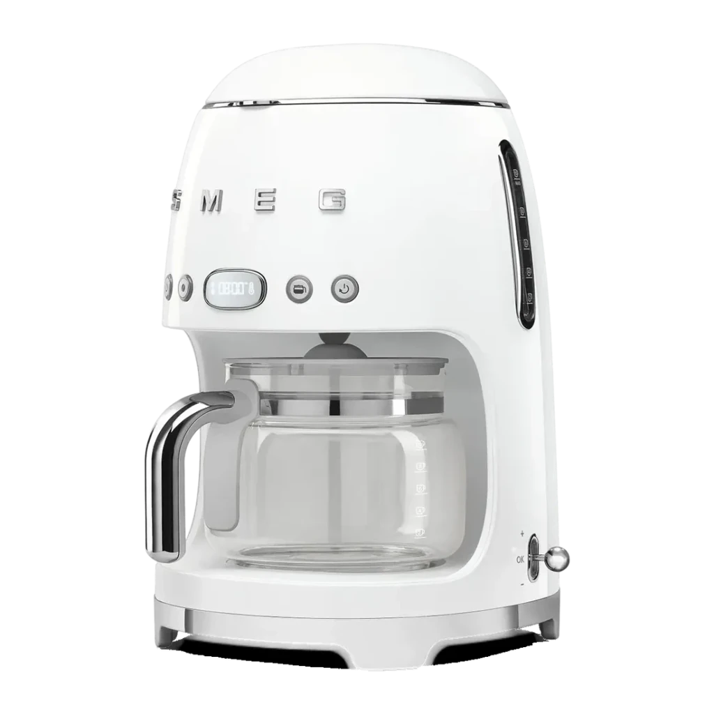 Cafetera de goteo Smeg 1,4L 1050W Blanco DCF02WHEU, detalle: panel de control con display, logo cromado y jarra de vidrio