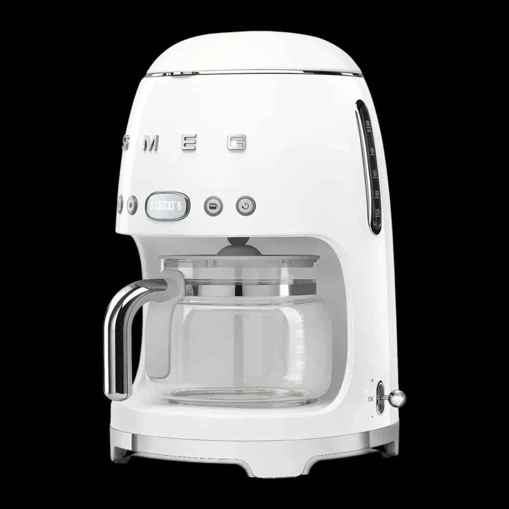 Cafetière filtre Smeg 1,4L 1050W Blanc DCF02WHEU, détail: panneau de commande avec affichage, logo chromé et carafe en verre