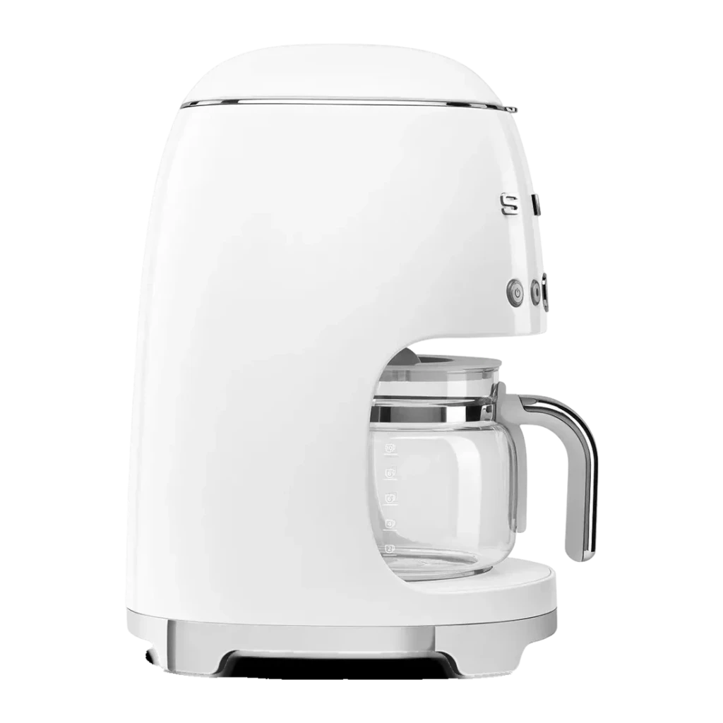 Cafetera de goteo Smeg 1,4L 1050W Blanco DCF02WHEU, vista trasera: cuerpo liso blanco, jarra de vidrio con asa cromada