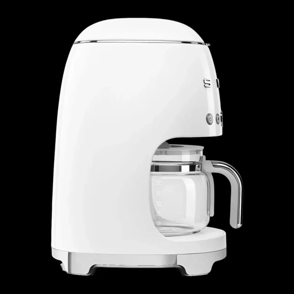 Cafetière filtre Smeg 1,4L 1050W Blanc DCF02WHEU, vue arrière: corps blanc lisse, carafe en verre avec anse chromée et base
