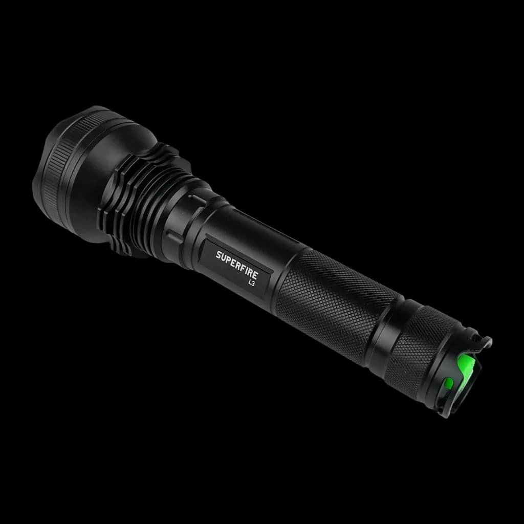 Lampe torche LED Superfire L3 P90 Noir Rechargeable 2700 lumens 400 m, détail: corps strié, logo gravé et bouton arrière vert