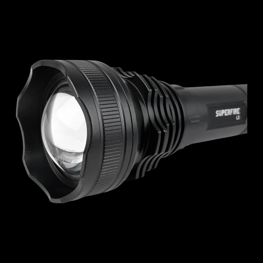 Lampe torche LED Superfire L3 P90 Noir Rechargeable 2700 lumens 400 m, détail: lentille frontale convexe, lunette dentée