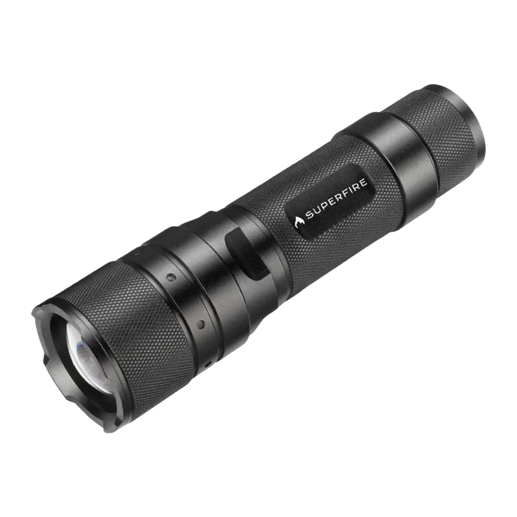 Lanterna LED SUPERFIRE Preto Recarregável 570 Lúmens 260m F3-L2, vista frontal: corpo preto estriado, lente dianteira e logo