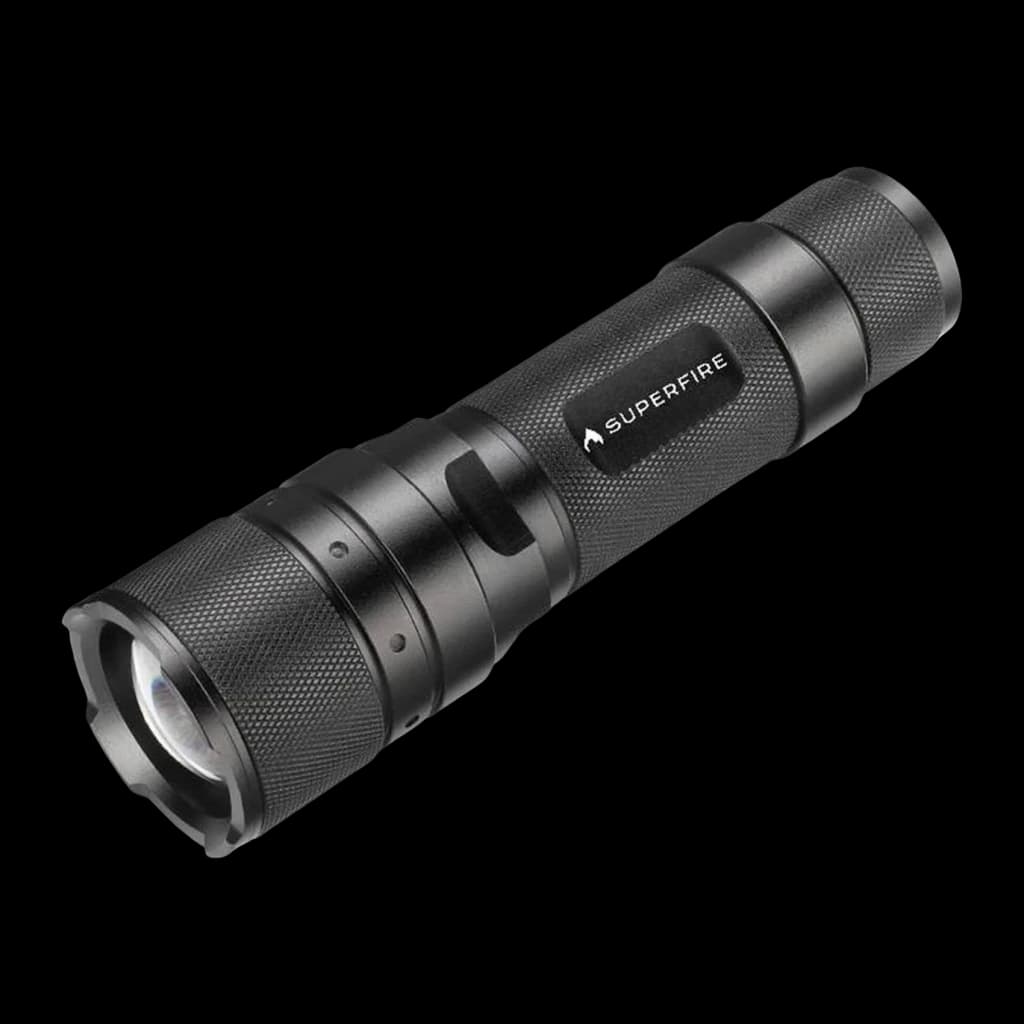 Lanterna LED SUPERFIRE Preto Recarregável 570 Lúmens 260m F3-L2, vista frontal: corpo preto estriado, lente dianteira e logo