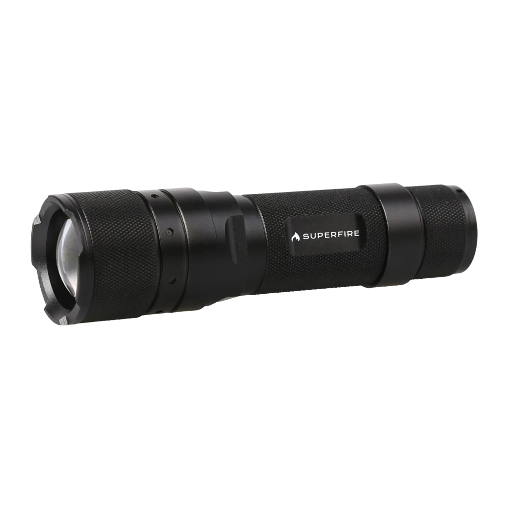 Lanterna LED SUPERFIRE Preto Recarregável 570 Lúmens 260m F3-L2, detalhe: corpo estriado, cabeça zoom e logótipo lateral