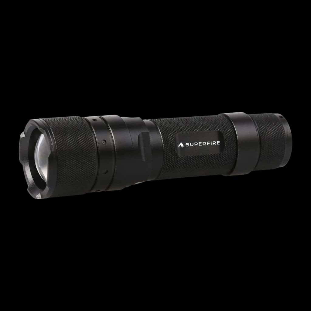 Lanterna LED SUPERFIRE Preto Recarregável 570 Lúmens 260m F3-L2, detalhe: corpo estriado, cabeça zoom e logótipo lateral