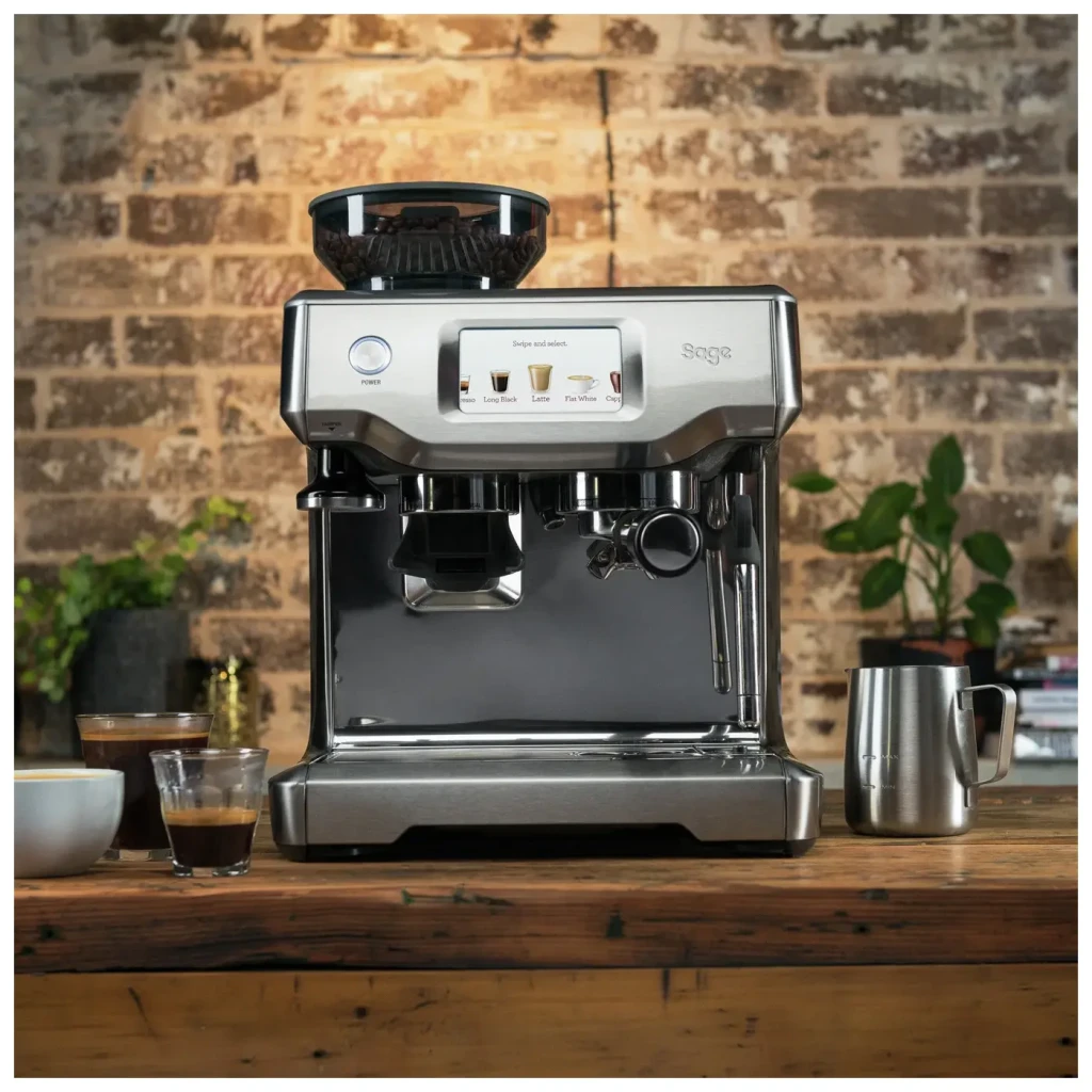 Cafetera Express Sage Appliances Barista Touch SES880BSS4EEU1 Acero Inoxidable, en uso: vista frontal sobre encimera