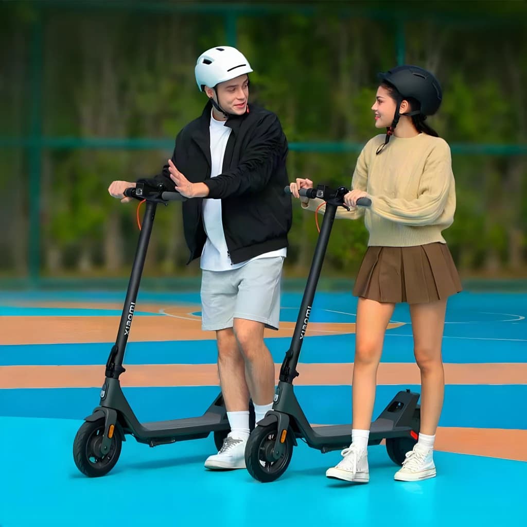 Trottinette Électrique Xiaomi Electric Scooter 4 Lite 2nd Gen 300W 25km/h 10 pouces Noir, en utilisation: deux jeunes