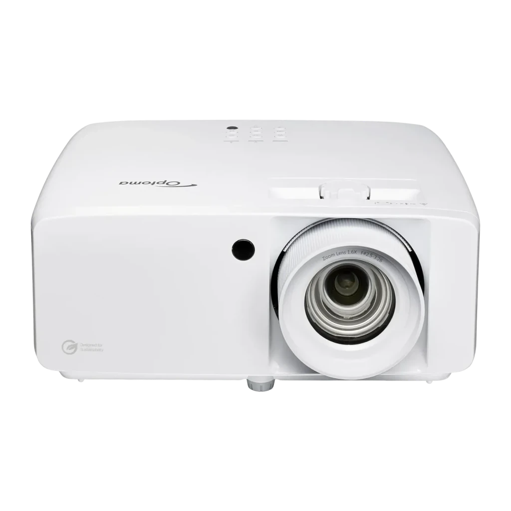 Projetor Optoma Laser Full HD 1080p 5600 Lúmens ANSI DLP Branco ZH551, detalhe: lente zoom 1.6x e logótipo Optoma na carcaça