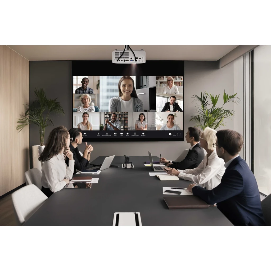 Projetor Optoma Laser Full HD 1080p 5600 Lúmens ANSI DLP Branco ZH551, em uso: montado no teto projetando videochamada