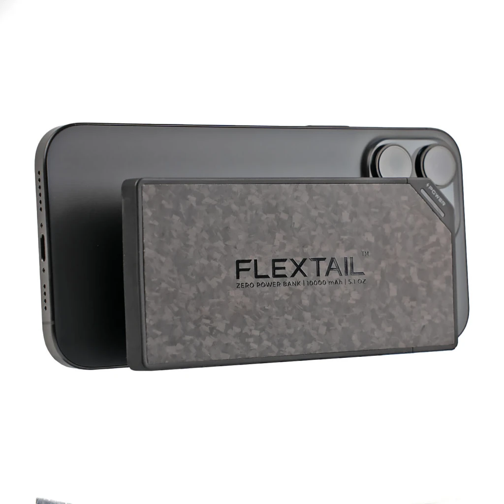 Flextail Zero Power 10000mAh Negro Cable USB-C integrado 22,5W, en uso: powerbank apoyado en la trasera de un smartphone