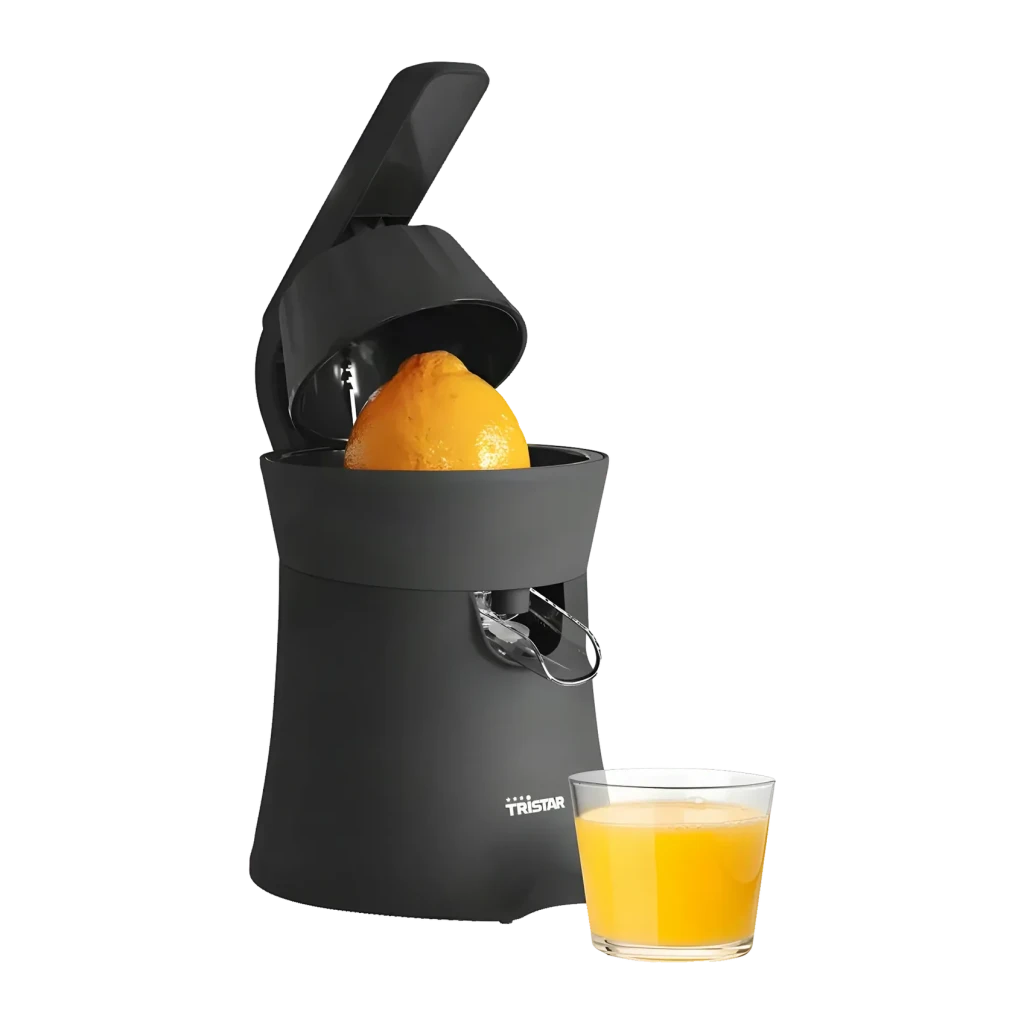 Exprimidor Tristar 120W Negro CP-3015, detalle: tapa abierta con naranja dentro y vaso de zumo junto a la base
