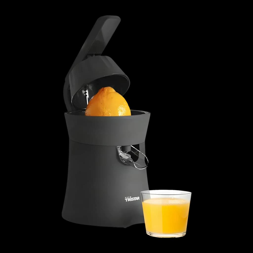 Exprimidor Tristar 120W Negro CP-3015, detalle: tapa abierta con naranja dentro y vaso de zumo junto a la base
