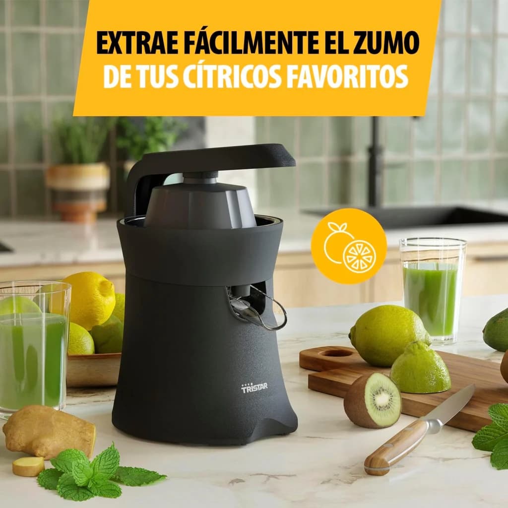 Exprimidor Tristar 120W Negro CP-3015, vista frontal en cocina: rodeado de limas, limones, kiwi y vasos de zumo verde