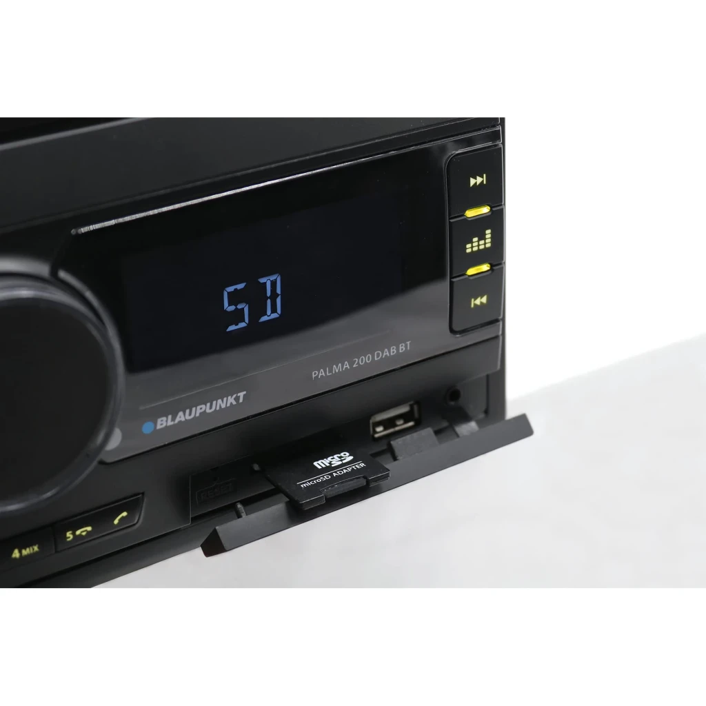Autorradio Blaupunkt Palma 200 DAB BT Negro 2 DIN Bluetooth, en uso: display azul SD y adaptador microSD insertado en panel