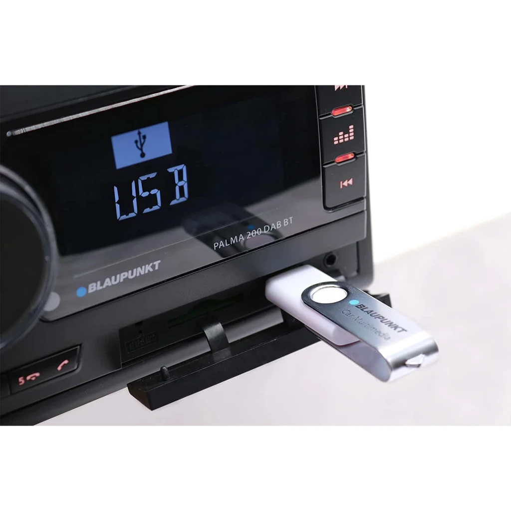 Autorradio Blaupunkt Palma 200 DAB BT Negro 2 DIN Bluetooth, en uso: pendrive USB conectado al puerto frontal con pantalla