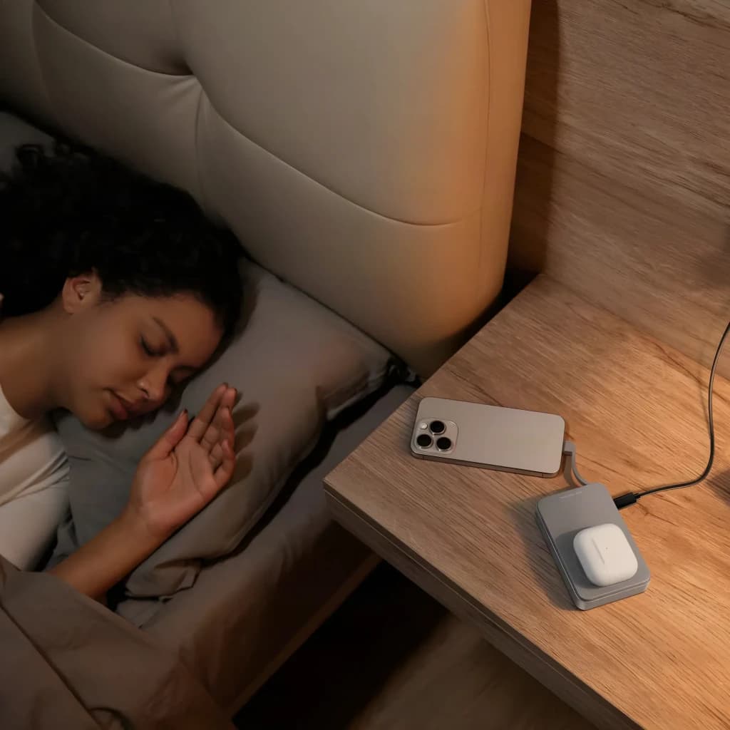 Power Bank EcoFlow RAPID 5000mAh Argent Qi2 15W Câble USB-C intégré 30W, en utilisation: charge iPhone et AirPods sur table