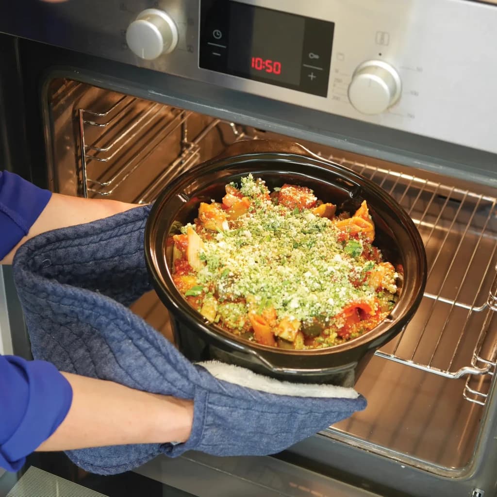 Mijoteuse Crock-Pot 4,7L 220W Noir SCCPRC507B, en utilisation: cuve noire avec légumes sortie du four avec des gants
