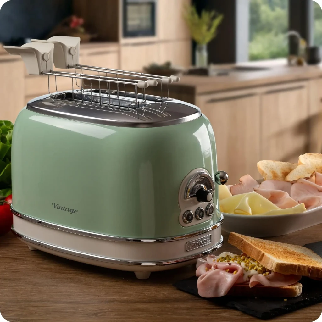 Torradeira Ariete Vintage 155 810W 2 Ranhuras Verde, em uso: vista lateral em cozinha com grelha e pão torrado
