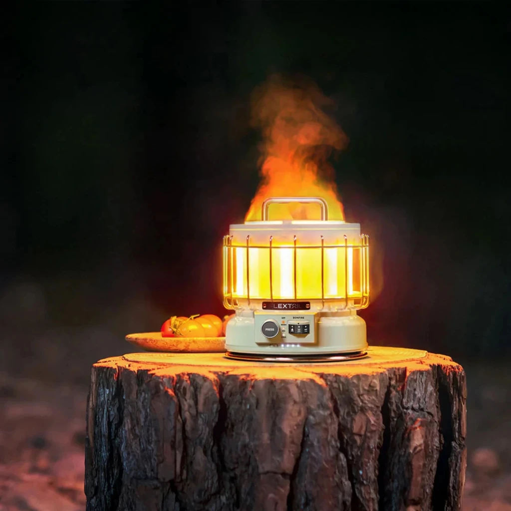 Lámpara de camping Flextail Max Lantern 3 en 1 Verde Recargable USB-C, en uso: modo llama encendido sobre tronco de madera